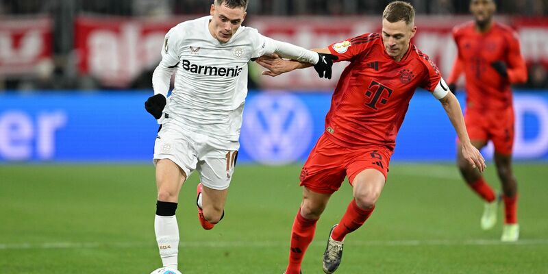 Am Samstag Gegner - irgendwann auch gemeinsam im Verein? Leverkusens Florian Wirtz (l) und Bayerns Joshua Kimmich. - Foto: Sven Hoppe/dpa