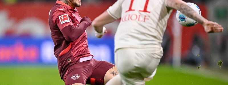 Augsburg-Youngster Noahkai Banks ist nach der Klatsche gegen Leipzig bedient. - Foto: Harry Langer/dpa