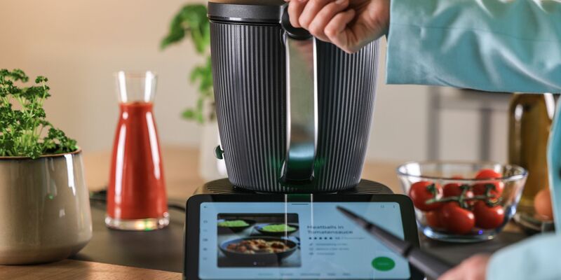 Ein Thermomix bei einer Präsentation - das Küchengerät des Herstellers Vorwerk wird im Direktvertrieb verkauft. - Foto: Oliver Berg/dpa