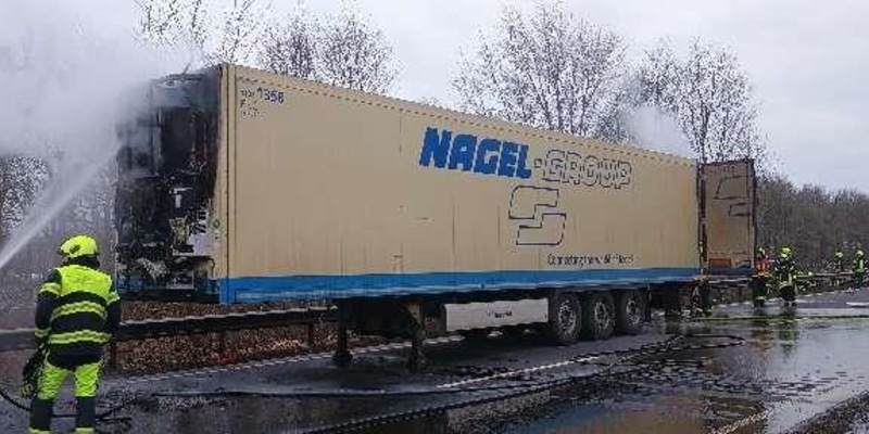 POL-OL: +++Pressemitteilung des Polizeikommissariates Bad Zwischenahn: Brand eines Sattelzuganhängers auf der B 401+++ - Foto: presseportal.de