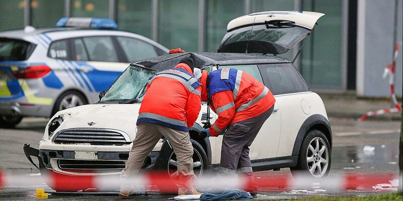 Auto fährt in München in Menschenmenge am 13.02.2025 - Foto: über dts Nachrichtenagentur