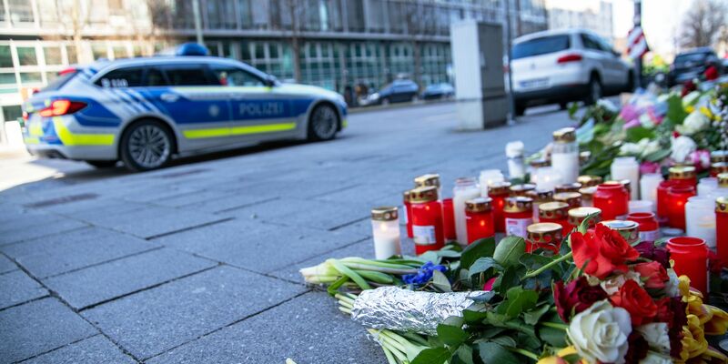 Kerzen und Blumen in der Nähe des Tatorts.  - Foto: Pia Bayer/dpa