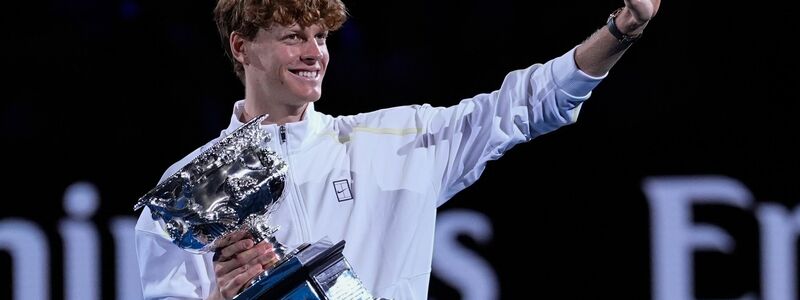 Seinen Sieg bei den Australian Open gegen Alexander Zverev darf Jannik Sinner behalten. - Foto: Asanka Brendon Ratnayake/AP/dpa