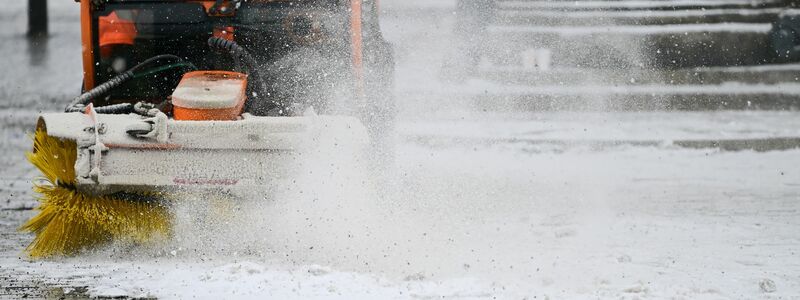 Gebetsweise fällt immer wieder Schnee. - Foto: Sebastian Christoph Gollnow/dpa