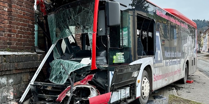 POL-MK: 13 zum Teil schwer Verletzte nach Verkehrsunfall mit Linienbus - Foto: presseportal.de