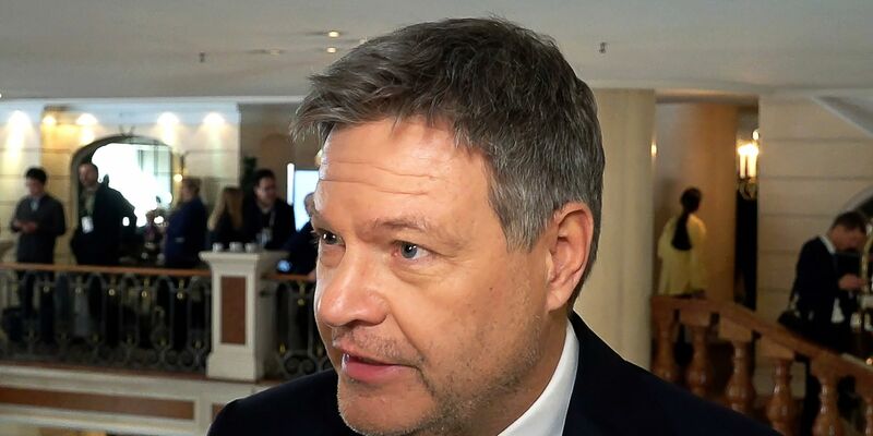 «Die westliche Wertegemeinschaft ist jetzt hier gestern aufgekündigt worden.» - Vizekanzler Robert Habeck findet harte Worte nach dem Auftritt des neuen US-Vizepräsidenten Vance. - Foto: Sven Käuler/dpa