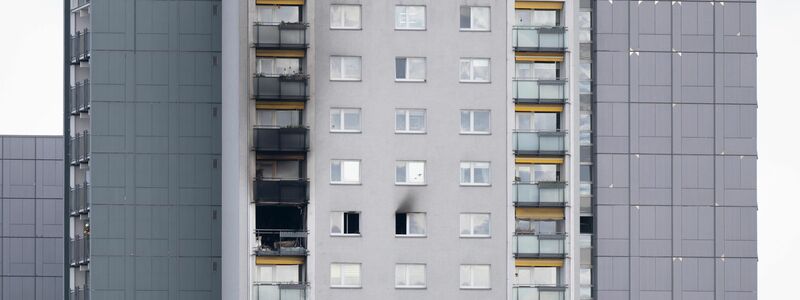 Drei Menschen wurden bei eine Brand in der elften Etage eines Hochhauses verletzt.  - Foto: Sebastian Kahnert/dpa