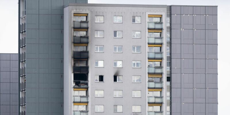 Drei Menschen wurden bei einem Brand in der elften Etage eines Hochhauses verletzt - zwei von ihnen starben im Krankenhaus.  - Foto: Sebastian Kahnert/dpa