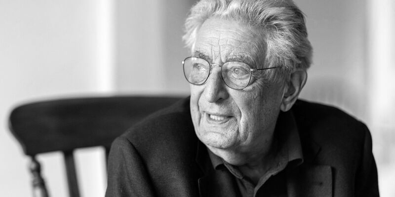 Gerhart Baum im Oktober 2022 in seiner Kölner Wohnung. (Archivbild) - Foto: Rolf Vennenbernd/dpa