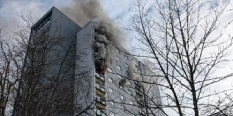 FW Dresden: Brand in einem Wohnhochhaus, zwei Personen müssen reanimiert werden - Foto: presseportal.de