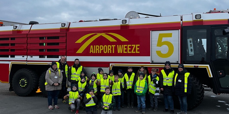 FW Kranenburg: Kranenburger Kinderfeuerwehr besuchte Flughafenfeuerwehr - Foto: presseportal.de