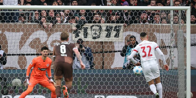 St. Paulis Torwart Nikola Vasilj (l) hält einen Elfmeter von Freiburgs Vincenzo Grifo (M). - Foto: Christian Charisius/dpa