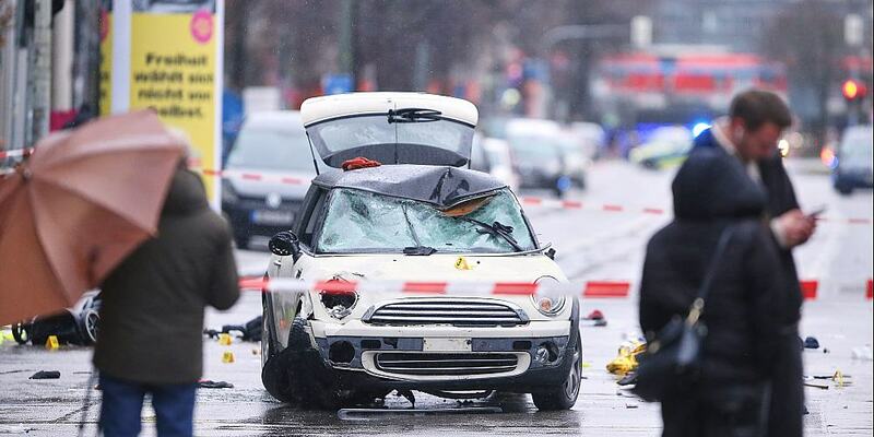 Auto fährt in München in Menschenmenge am 13.02.2025 - Foto: über dts Nachrichtenagentur