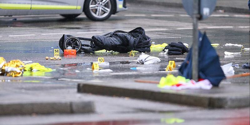 Auto fährt in München in Menschenmenge am 13.02.2025 - Foto: über dts Nachrichtenagentur