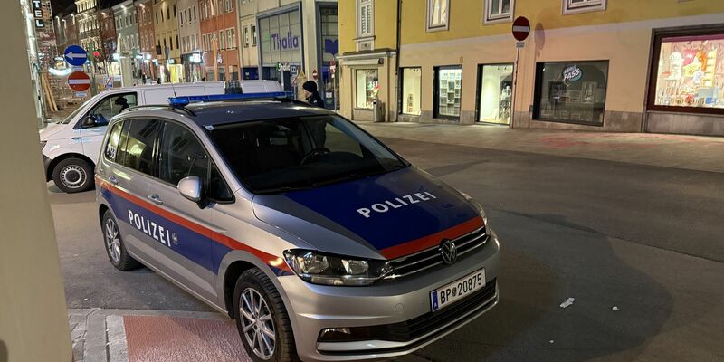 Menschen in Villach trauern nach dem tödlichen Messerangriff. - Foto: Gerd Eggenberger/APA/dpa