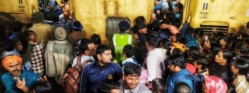 An einem Bahnhof in Neu-Delhi starben mehrere Menschen. - Foto: Uncredited/AP/dpa