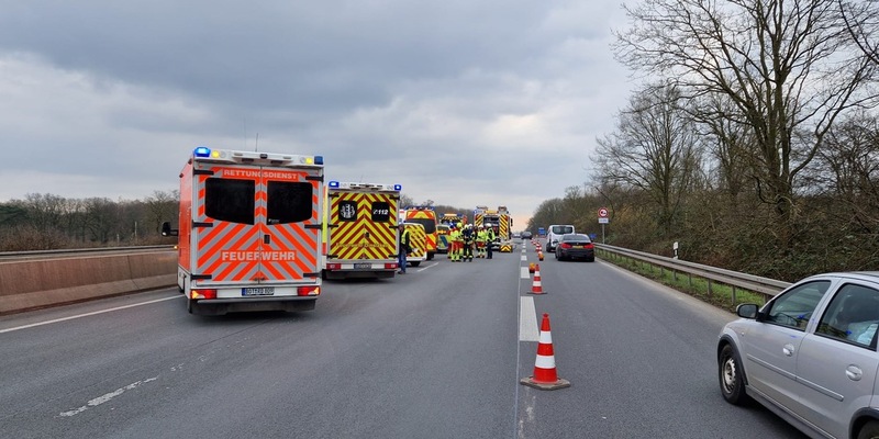 FW Dinslaken: Verkehrsunfall mit mehreren PKW auf der A3 - Foto: presseportal.de