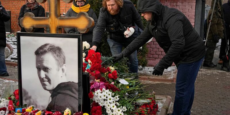 Menschen stehen am Grab des russischen Oppositionsführers Alexej Nawalny auf dem Borisowskoje-Friedhof in Moskau, ein Jahr nach dessen Tod. - Foto: Uncredited/AP/dpa