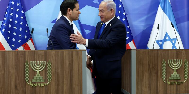 Freundliche Gesten beim Treffen Rubios und Netanjahus. - Foto: Evelyn Hockstein/Pool Reuters/AP/dpa