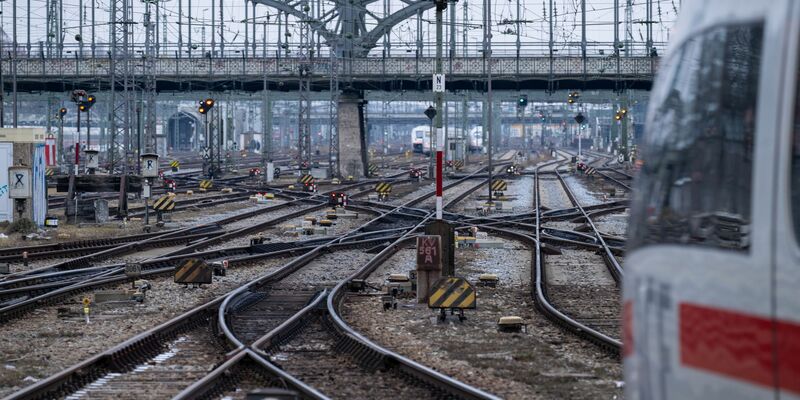 Der neue Tarifvertrag zwischen DB und EVG steht. (Archivbild) - Foto: Pia Bayer/dpa
