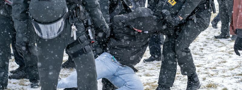 Transparent auf einer Demonstration gegen die Instrumentalisierung des Anschlags. - Foto: Pia Bayer/dpa