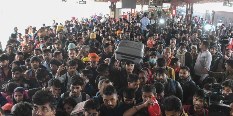 Auf dem Bahnhof von Neu-Delhi herrschte dichtes Gedränge, als es zu der Massenpanik gekommen war.  - Foto: UNI/Handout/Xinhua/dpa