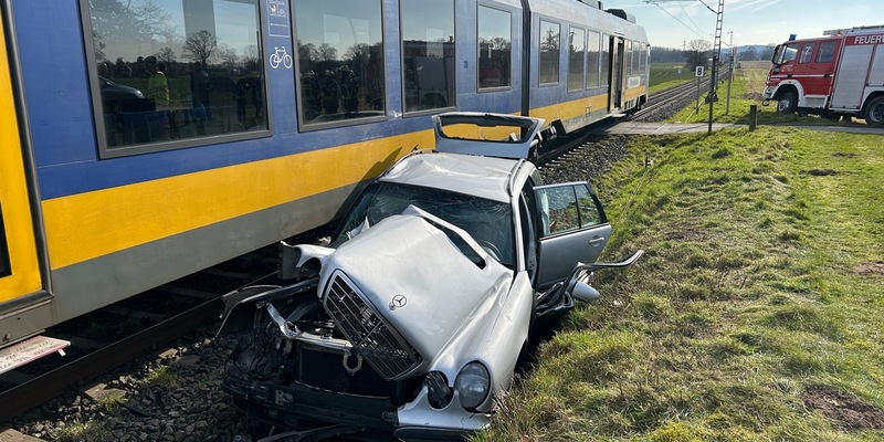 FW Moers: Regionalbahn kollidiert mit PKW an Bahnübergang - Foto: presseportal.de
