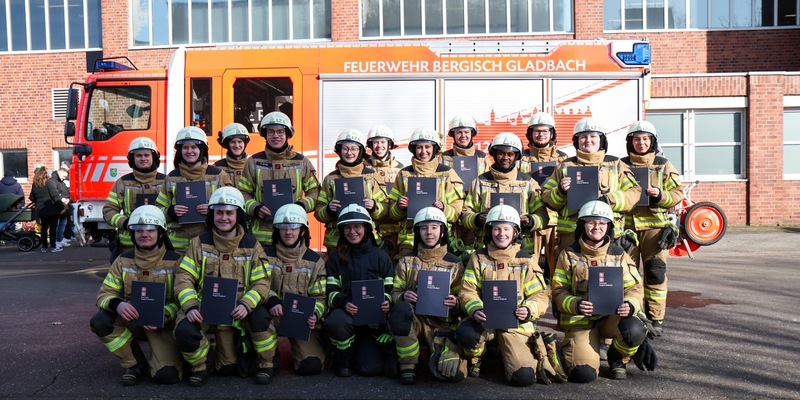 FW-GL: Erfolgreicher Abschluss der Truppmannausbildung bei der Feuerwehr Bergisch Gladbach - Foto: presseportal.de