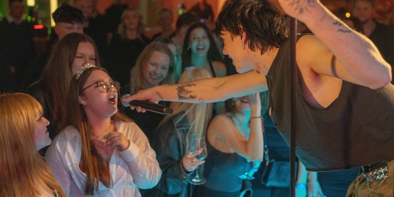 E WIE EINFACH schenkt Alina positive Energie zum 18. Geburtstag mit Cro, Philipp Dittberner und vielen weiteren - Foto: presseportal.de