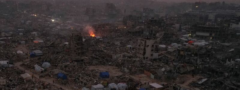 Die Gespräche über die nächste Phase der Waffenruhe im Gazastreifen sollen weitergehen. (Archivbild)  - Foto: Mohammad Abu Samra/AP/dpa