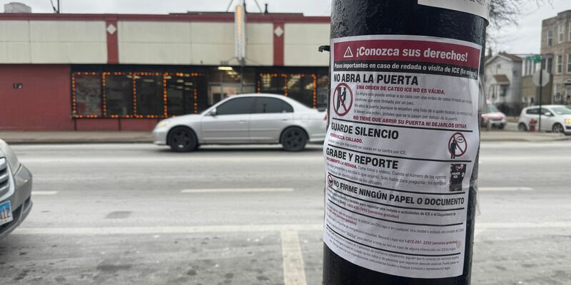 Damit die Haushaltswaren gerecht verteilt werden, müssen sich die Klienten auf einer Liste eintragen. Dabei reicht aber ein Vorname und der erste Buchstabe des Nachnamens. - Foto: Luzia Geier/dpa