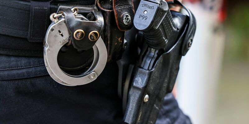 Der Täter wurde von der Polizei angeschossen und starb im Krankenhaus an seinen Verletzungen. (Symbolbild) - Foto: Christoph Reichwein/dpa