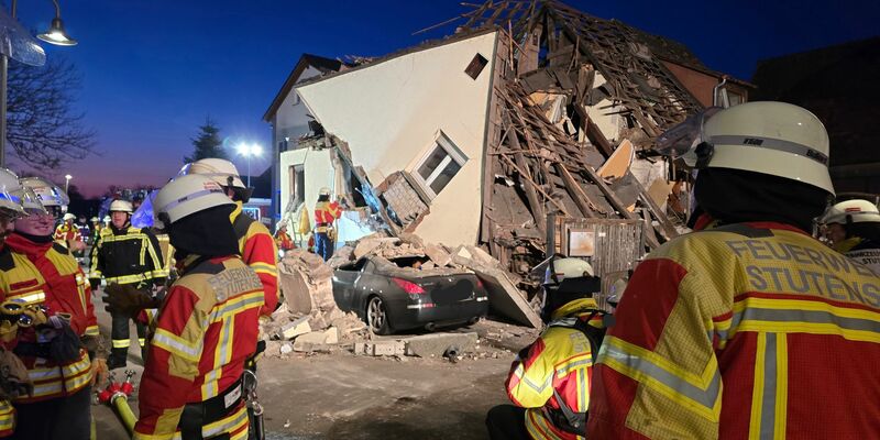 Die Bergungsarbeiten laufen. - Foto: Thomas Riedel/dpa