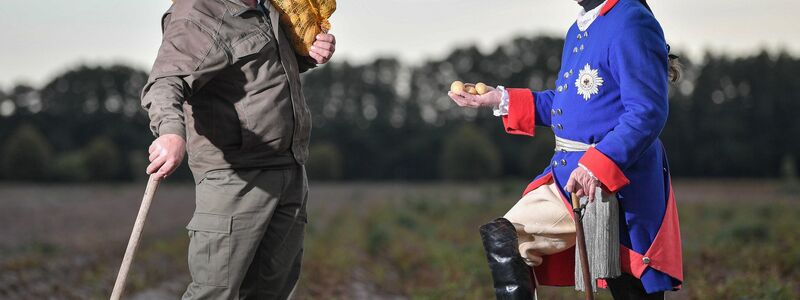 Nachgestellte Szene: Ein Mann im Kostüm als «Alter Fritz» spricht mit einem Kartoffelbauern. (Foto von 2019) - Foto: Patrick Pleul/dpa-Zentralbild/ZB