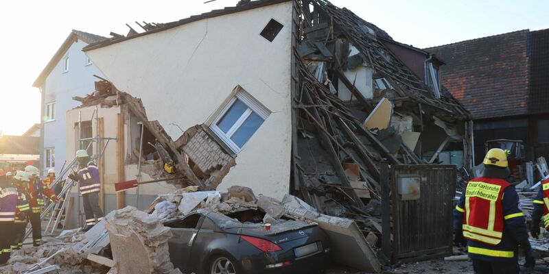 Die Einsatzkräfte können mit dem eingeschlossenen Mann reden. - Foto: René Priebe/dpa