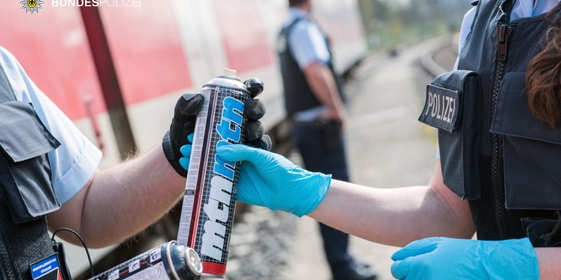 Bundespolizeidirektion München: Graffitisprayer gestellt / Hoher Sachschaden durch Schmiererei - Foto: presseportal.de