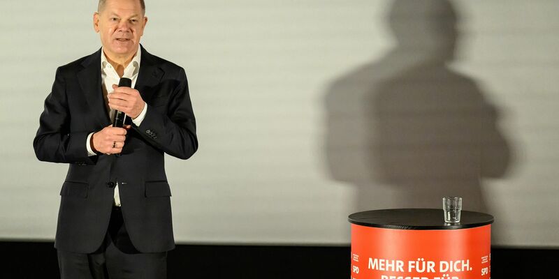 Für Bundeskanzler Olaf Scholz (SPD) ist die Zeit für Debatten über Friedenstruppen in der Ukraine noch nicht reif.   - Foto: Swen Pförtner/dpa