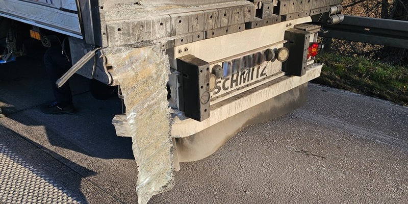 FW Bergheim: Eine Verletzte bei Verkehrsunfall auf Autobahn 61 Kollision zwischen PKW und LKW - Autobahn voll gesperrt - Foto: presseportal.de