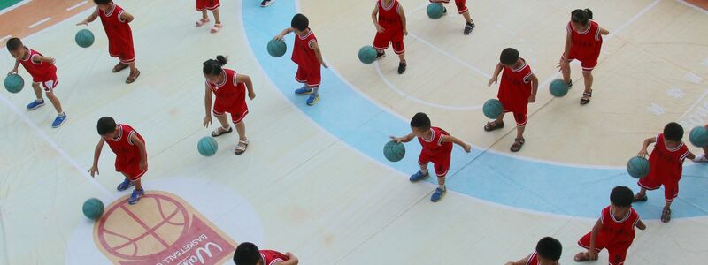 Chinesische Schulen sollen Kindern neben dem Sportunterricht die Möglichkeit geben, Ballsportarten zu spielen. (Archivbild) - Foto: Li Jianping/SIPA Asia via ZUMA Wire/dpa