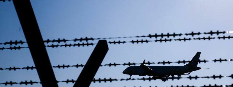 Eine Maschine mit abgelehnten Asylbewerbern ist gestartet. (Symbolbild) - Foto: Julian Stratenschulte/dpa