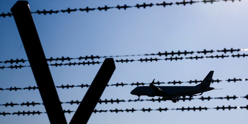 Mehr als jeder zehnte Abgeschobene ist minderjährig. (Archivbild) - Foto: Julian Stratenschulte/dpa