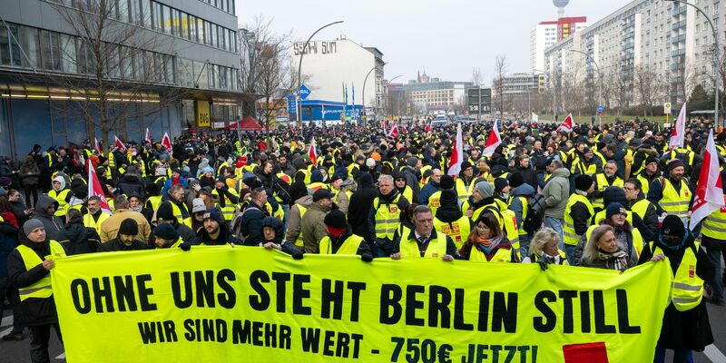 Erneut werden Trams, Busse und U-Bahnen im Depot bleiben. (Archivbild) - Foto: Soeren Stache/dpa