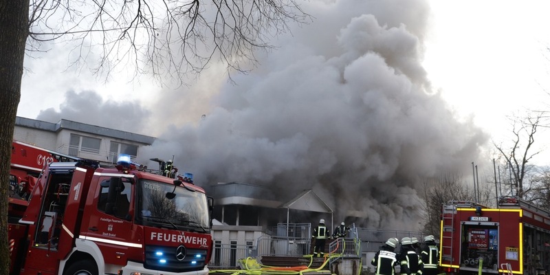POL-HX: Nach Brand eines leerstehenden Hotels nehmen Brandermittler die Untersuchungen auf - Foto: presseportal.de