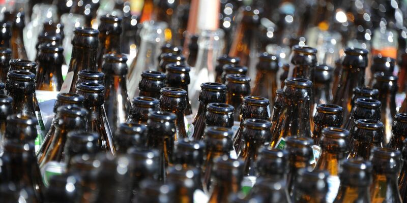 Bier-Pfandflaschen sind in Österreich und Deutschland gleich, das Pfand nicht. (Archivbild) - Foto: picture alliance / Amelie Geiger/dpa