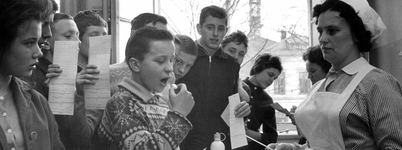 Im Jahr 1962 wurde in Deutschland auch noch eine Schluckimpfung verwendet, hier auf einem Zuckerwürfel. Mittlerweile ist die Impfung Teil einer Sechsfach-Impfung per Spritze. - Foto: picture alliance / dpa