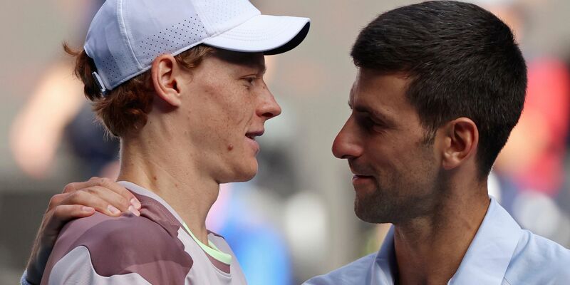Novak Djokovic (r) ist nicht einverstanden, wie der Dopingfall von Jannik Sinner behandelt wurde. - Foto: Asanka Brendon Ratnayake/AP/dpa