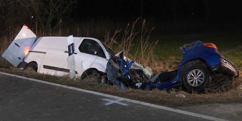 Ein dreijähriges Kind überlebt schwer verletzt einen Unfall in Pewsum - seine beiden Eltern sterben. - Foto: --/NonstopNews/dpa