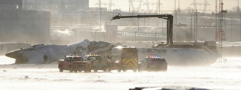 Der meist für regionale Flüge eingesetzten Jet kam kopfüber auf dem Asphalt zum Liegen.  - Foto: Teresa Barbieri/The Canadian Press/AP/dpa