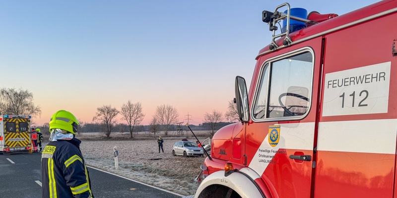 FW Flotwedel: PKW kommt von Fahrbahn ab und überschlägt sich - Foto: presseportal.de