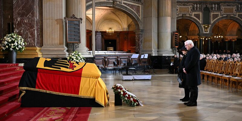 Bei dem Staatsakt und einem vorausgegangenen Gottesdienst nahmen die Spitzen des deutschen Staates und zahlreiche Weggefährten Abschied von Köhler. - Foto: Annegret Hilse/Reuters/Pool/dpa